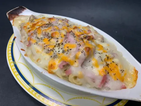 Cheesy Baked Ham & Shredded Chicken in Cream Sauce / 白汁芝士焗火腿雞絲意粉