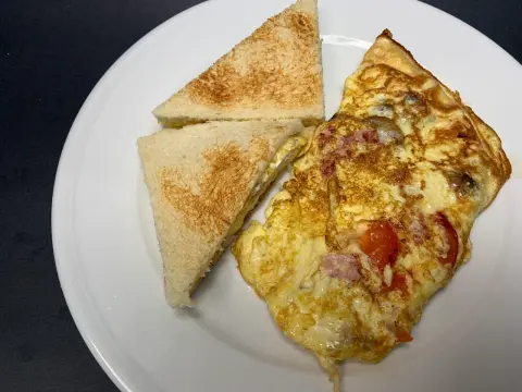 Corn Beef & Egg Sandwich & Omelette Duo / 咸牛肉蛋治 配 鮮茄火腿蘑菇庵列
