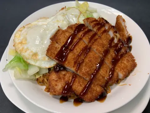 Crispy Cutlet Pork Chop & Egg Tossed Noodles / 吉列豬扒煎太蛋撈丁
