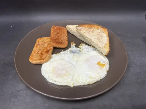 Light Morning Delight: Eggs, Protein & Toast / 清淡早餐