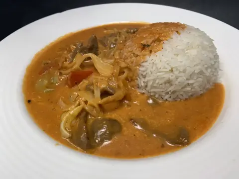 Russian-Style Tomato Sauce Delight: Beef or Chicken / 俄國牛肉或雞肉