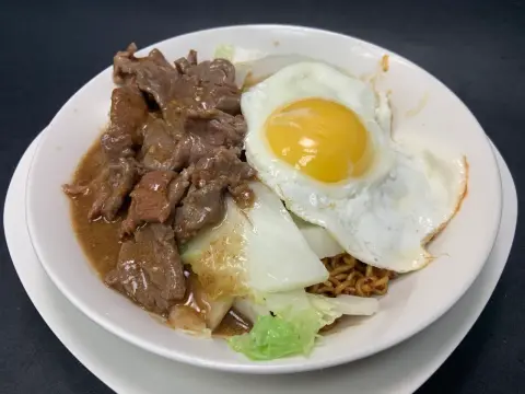 Satay Beef & Egg Tossed Noodles / 沙爹牛肉煎太蛋撈丁