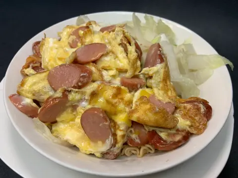Savoury Mini Sausage & Fluffy Scrambled Egg Tossed Noodles / 迷你脆皮腸炒蛋撈丁