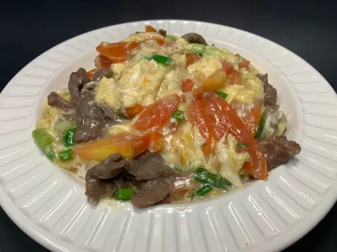 Sliced Beef & Tomato with Fluffy Swirled Egg on Rice / 鮮茄滑蛋牛肉飯