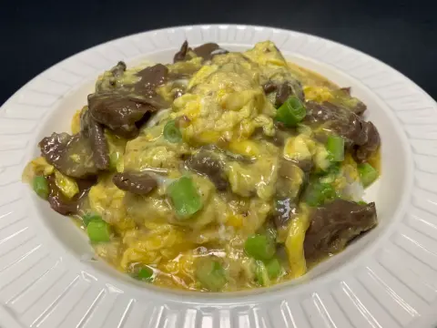 Sliced Beef with Fluffy Swirled Eggs and Rice / 滑蛋牛肉飯