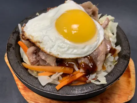 Stone Pot Satay Beef with Rice & Sunny-Side-Up Egg / 沙爹牛肉太蛋石鍋飯