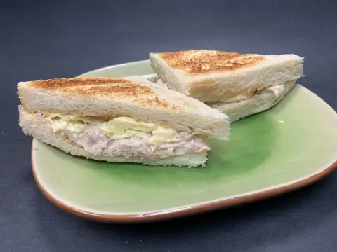 Tuna & Egg Sandwich / 吞拿魚炒蛋治
